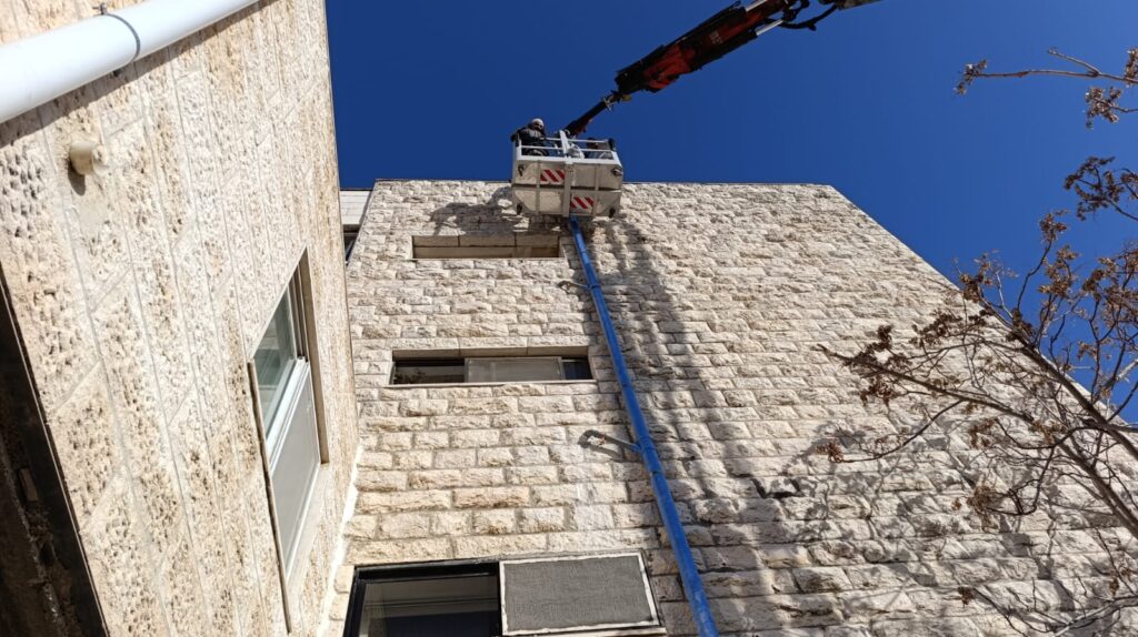 מנוף סל אדם להשכרה