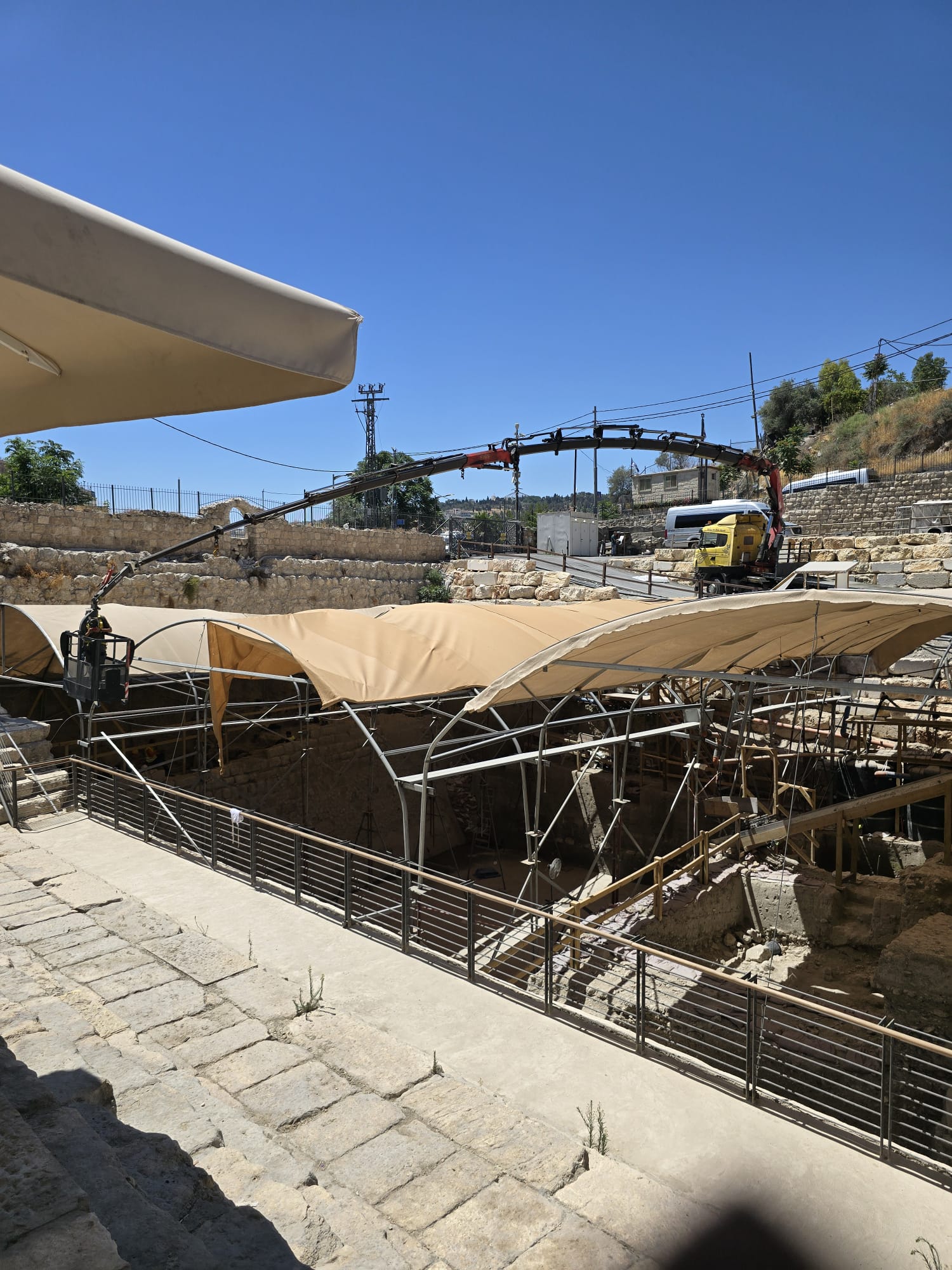 מנוף זרוע בירושלים בכותל