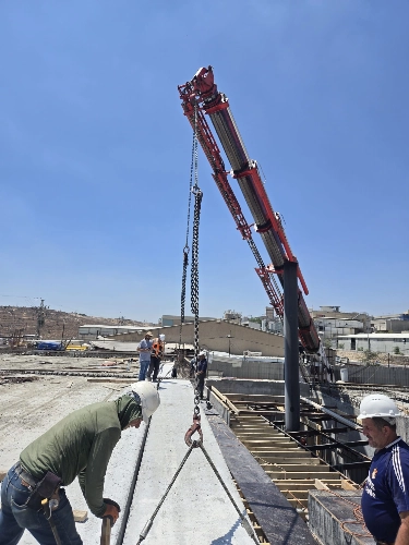 מנוף 50 מטר באתר בניה בירושלים