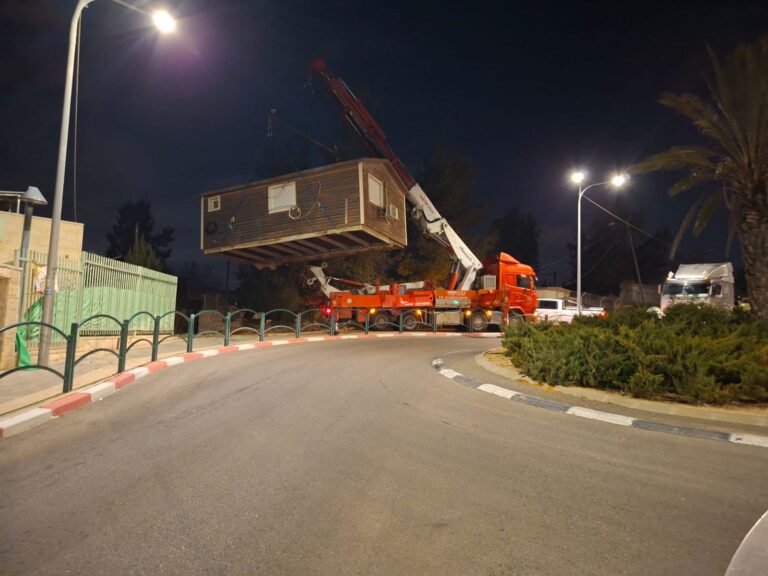 הובלת קראוון עם חיפוי עץ
