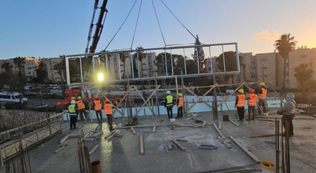 הנפת מסגרת חלון ענקית באורך 10 מטר באתר בנייה - יצחק שרעבי